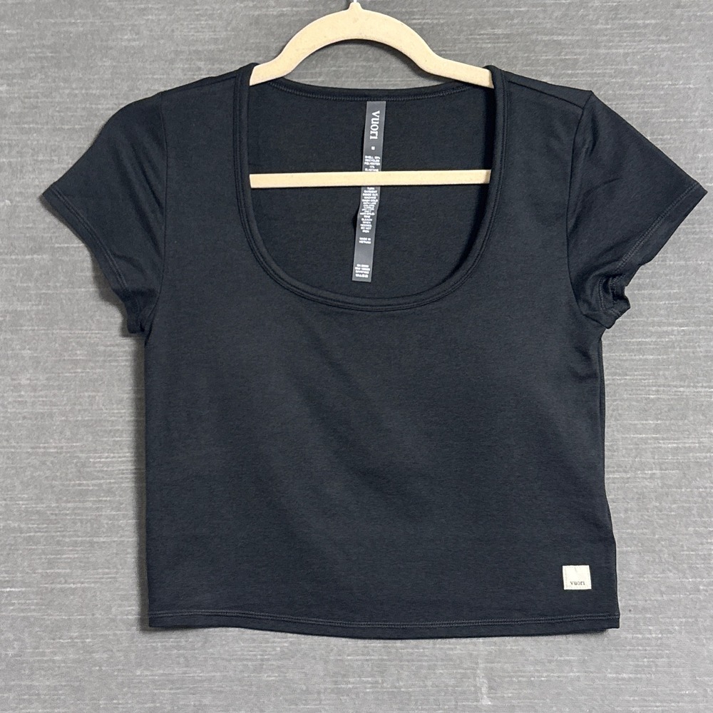 Vuori Halo Crop Top Medium Black Short Sleeve Built-in Bra Activewear Yoga